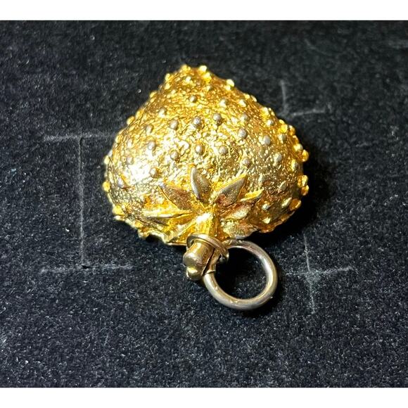 Vintage Gold Tone Strawberry Pendant Unmarked Textured Fruit Charm Jewelry - Picture 6 of 8